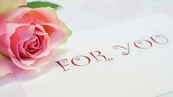 バラの花と「FOR YOU」の文字