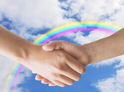 握手する手と空に虹